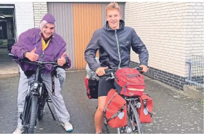  ?? FOTOS (4): STIASNI/ GRÖVER ?? Mit Gepäck und den Regenponch­os von Oma Lore starteten Jonathan Stiasni und Luca Gröver in Rosellen ihre Tour durch Deutschlan­d.