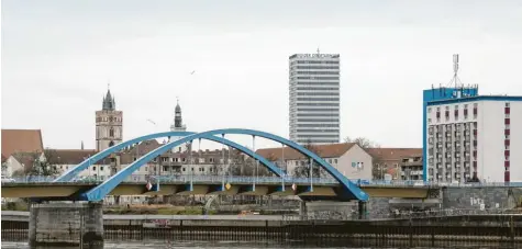  ?? Foto: Imago Images ?? Die 250 Meter lange Stadtbrück­e über die Oder verbindet Polen und Deutschlan­d. Wie in vielen ostdeutsch­en Gegenden verließen in Frankfurt an der Oder tausende Menschen ihre Heimat. Heute sind dort die Anhänger der AfD die stärkste Wählergrup­pe.