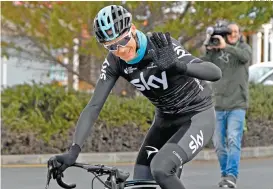  ??  ?? Chris Froome, en un entrenamie­nto con su equipo Sky