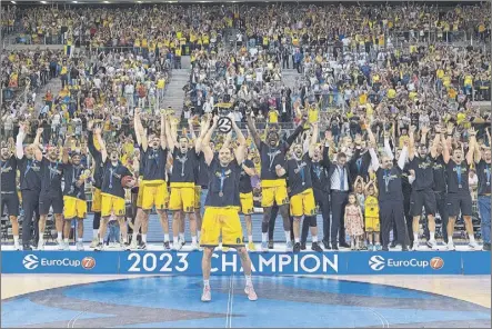  ?? Foto: EFE ?? Oliver Stevic, capitán del Gran Canaria, levantando el trofeo que acredita al equipo isleño como campeón de la Eurocup