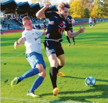  ?? Foto: Dieter Mack ?? In dieser Szene schirmt Landsbergs Sebastian Schmeiser Alexander Schröter gut ab. Doch zweimal war der TSV‰Stürmer zur rich‰ tigen Zeit am richtigen Ort und traf zum wichtigen 4:1 bzw. zum 6:2.