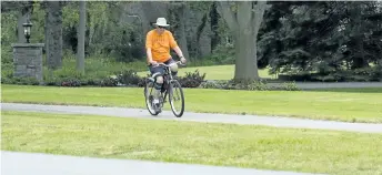  ?? JULIE JOCSAK/POSTMEDIA NEWS ?? A man rides along the Niagara Parkway in Chippawa in Friday.