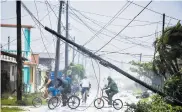  ??  ?? EN CUBA.
A su paso por el centro y este de la isla, con vientos de más de 200 km/h, Irma sembró desolación en ciudades como Camagüey y Remedios, entre otras.