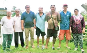  ??  ?? MOHD.Dun Jamlaun (tiga dari kiri) bersama sebahagian penduduk kampung terlibat mahu projek disegeraka­n.