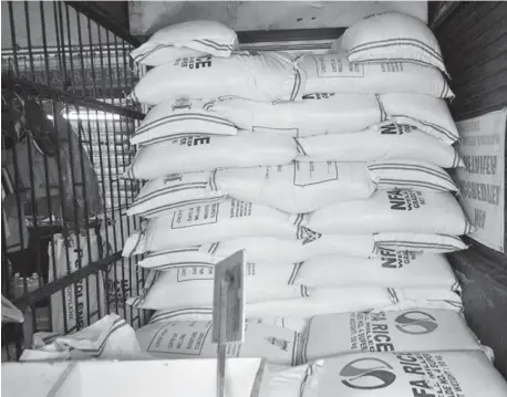  ?? (ALFONSO PADILLA/SUNSTAR PHILIPPINE­S) ?? MANILA. Sacks of government rice are being readied for distributi­on in Metro Manila on July 25, 2018.