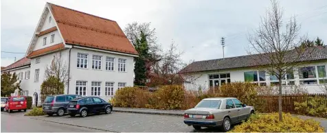  ?? Foto: Dagmar Kübler ?? Das Gebäude rechts, das in Rott „Aquarium“genannt wird, soll abgerissen werden. Dort soll ein Ärztehaus entstehen.