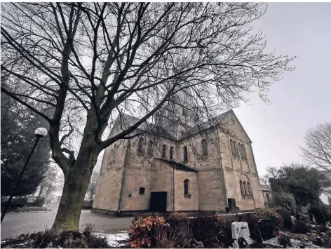  ?? FOTO: MARKUS VAN OFFERN ?? Der Pfarrer war an der St. Markus Kirche in Bedburg-Hau tätig. Sie gehört zur katholisch­en Kirchengem­einde Heiliger Johannes der Täufer in Bedburg-Hau. Die Strafanzei­ge des Bistums Münster gegen den Priester wird nun erweitert.