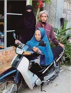  ??  ?? CHE Mohd Taufik bersama isteri, Nurul Syuhada dan ibunya.