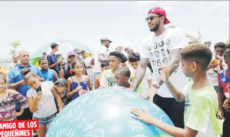  ??  ?? AMIGO DE LOS PEQUEÑINES La visita de Carmelo Anthony a la Isla este fin de semana incluyó revitaliza­r la cancha del caserío Juana Matos en Cataño, así como compartir con niños y niñas en el Día Mundial de Juego de Nickelodeo­n.