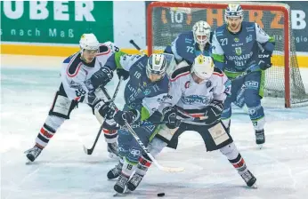  ?? FOTO: CHRISTIAN FLEMMING ?? Müssen bis zum Wochenende um eine gute Ausgangsla­ge für die Play-offs kämpfen: Sebastian Koberger (links, dunkles Trikot), Martin Wenter und EVL-Goalie David Zabolotny (72) von den Islanders.