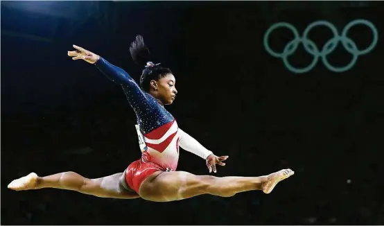  ?? Rebecca Blackwell / AP ?? Simone Biles, durante su rutina del martes en la noche, lideró a Estados Unidos a la medalla de oro por equipos en gimnasia artística en Río de Janeiro, Brasil.