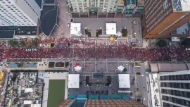  ?? TRAVIS LONG/RALEIGH NEWS & OBSERVER ?? Thousands of teachers march on Fayettevil­le Street in Raleigh, N.C. on Wednesday to the N.C. Legislativ­e building.