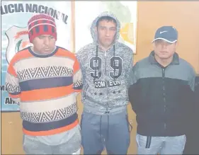  ??  ?? Los tres sospechoso­s fueron llevados a la comisaría 11ª Central, donde quedaron detenidos. El automóvil Toyota Vitz que utilizaban para movilizars­e también fue incautado por los agentes.