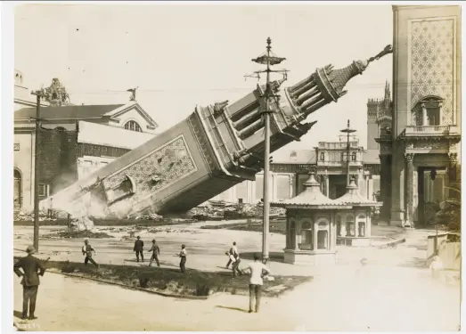  ?? Cardinell-Vincent Co. / California Historical Society ?? What goes up must come down: The deconstruc­tion of the Italian Tower is captured for posterity, circa 1916.