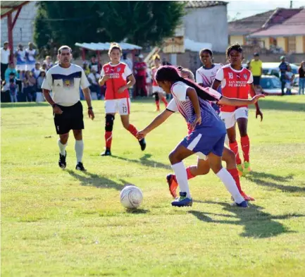  ??  ?? ARCHIVO. Los equipos femeninos saltan a la cancha desde las 10:30 de mañana.