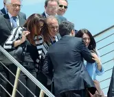  ?? (Ansa) ?? La caduta La deputata europea del Pd Pina Picierno, incinta, è caduta durante la visita di Renzi a Marina D’Arechi, Salerno: il premier l’ha aiutata a rialzarsi