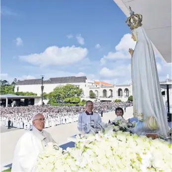  ??  ?? El papa Francisco le rezó a la Virgen de Fátima durante la misa masiva de ayer, en la que canonizó a Jacinta y Francisco Marto, dos de los tres niños pastores a los que ella se les apareció hace 100 años.