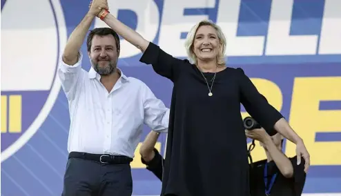  ?? ?? Le vice-premier ministre italien Matteo Salvini, chef de la Ligue (droite populiste), à gauche, se tient sur scène avec la dirigeante de l'extrême droite française Marine Le Pen.