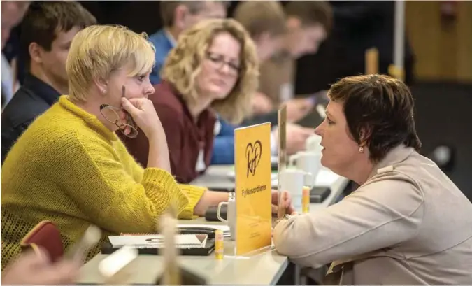  ?? JARLE AASLAND ?? Solveig Ege Tengesdal, til venstre, blir eneste delegat fra Rogaland som stemmer for å gå i regjering med Ap og Sp på KrF-landsmøtet 2. november. Oddny Helen Turøy og 14 andre delegater stemmer for å regjere med H, Frp og V.