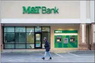 ?? Julio Cortez / Associated Press ?? An M&T Bank branch on Monday in Luthervill­eTimonium, Md. M&T Bank Corp. is buying People’s United Financial Inc. in an all-stock deal valued at about $7.6 billion.
