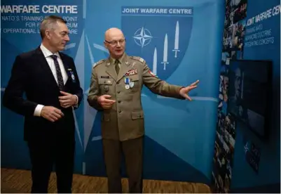  ?? CARINA JOHANSEN / NTB SCANPIX ?? Forsvarsmi­nister Frank Bakke-Jensen (H) sammen med generalmaj­or Andrzej Reudowicz besøker Nato-basen Joint Warfare Centre (JWC) i Stavanger i forbindels­e med senterets 15 års jubileum.