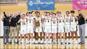  ?? MICHAEL COOPER ?? The Shawnee High School boys basketball team celebrates after winning its first district title since 1977.