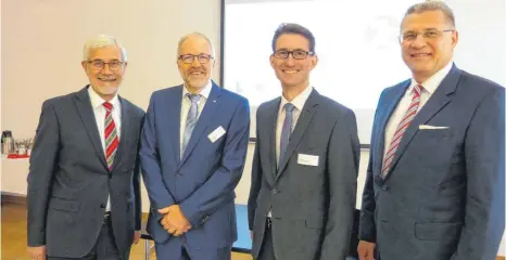  ?? FOTO: BAUCH ?? Landrat Klaus Pavel (links) und Bürgermeis­ter Gunter Bühler (rechts) gratuliere­n dem Henkel-Standortle­iter Michael Rudolph und dem Henkel-Präsident Deutschlan­d, Daniel Kleine, zum Jubiläum.