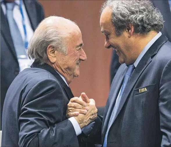  ??  ?? Joseph Blatter y Michel Platini se saludan, el 29 de mayo de 2015 tras la reelección del dirigente suizo