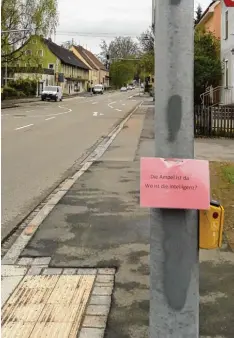  ?? Foto: Karin Wolfgram ?? Maischerz oder nicht? Dieses Schild hing an den Ampelanlag­en bei der Memminger Straße in Babenhause­n.