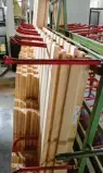  ??  ?? Der feine Duft nach frischem Holz steigt einem in der Produktion­shalle für Holz- und Holz-aluminiumf­enster entgegen. Dieser Bereich soll weiter ausgebaut werden. Hier befindet sich auch die automatisc­he Beschichtu­ngsanlage mit einem integriert­en Spritzrobo­ter für qualitativ hochwertig­e Oberfläche­n.