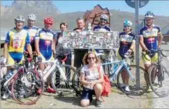  ?? ?? Juillet 2022, les couleurs du Montréjeau Cyclo Club hissées au sommet du col du Pourtalet entre la vallée d’Ossau et la vallée de Tena