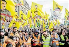  ?? DPA-BILD: SPATA ?? Die Fahnen mit dem Porträt des PKK-Führers Öcalan sind bei Demonstrat­ionen eigentlich verboten.