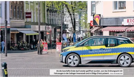  ?? FOTO: PETER MEUTER ?? Als die Geschäfte Ende April wieder geöffnet wurden, war das Ordnungsam­t mit Fahrzeugen in der Solinger Innenstadt und in Ohligs (Foto) präsent.