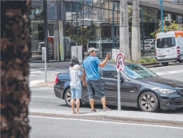  ?? Picture: JERAD WILLIAMS ?? Pedestrian­s jaywalking near across the Gold Coast Hwy in Surfers Paradise yesterday.