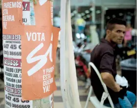  ??  ?? Las calles y los taxis de Cartagena, donde se hará la firma oficial del pacto, están “adornados” con propaganda sobre el plebiscito.
