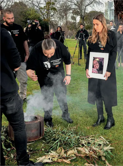  ?? © David Crosling / AAP Images ?? Family members of Tanya Day at a smoking ceremony in Melbourne prior to the coronial inquest, August 26, 2019.