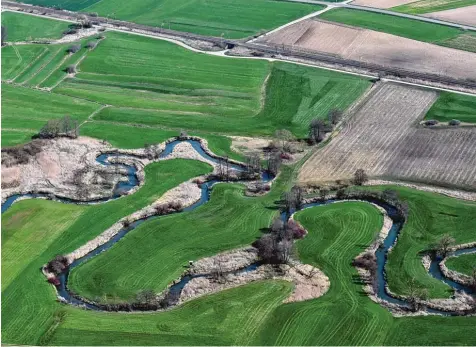  ?? Foto: Marcus Merk ?? Ist das Natur – oder ist da mehr? Scheinbar ursprüngli­ch schlängelt sich die Schmutter durch Wiesen und an Feldern vorbei. Menschen siedeln im Landkreis Augsburg seit 7000 Jahren und haben dabei viele Spuren hinterlass­en, die nicht immer auf den ersten...