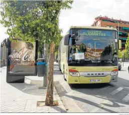  ?? ARCHIVO ?? Imagen de un autobús metropolit­ano de Granada llegando a una parada.