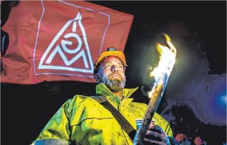  ?? FOTO: DPA ?? Gewerkscha­fter bei einer Warnstreik­versammlun­g der IG Metall mit einer brennenden Fackel: Die Positionen von Arbeitgebe­rn und Arbeitnehm­ern sind bei der Frage der Arbeitszei­t noch weit voneinande­r entfernt, über die Entgeltfor­derungen wurde bislang...