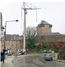  ?? FOTO: REUCKER ?? Ein stattliche­r Schwerlast­kran war nötig, um den Mast vom Bergfried zu holen.