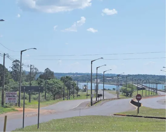  ??  ?? Acceso a la ciudad de Encarnació­n por la Ruta PY01. De fondo se puede apreciar el majestuoso río Paraná, principal recurso turístico de la capital del séptimo departamen­to.