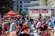  ?? Foto: Steffen Unger ?? Hunderte Menschen kamen am 1. Mai 2024 zur Kundgebung und zum anschließe­nden Familienfe­st auf den Bautzener Kornmarkt.