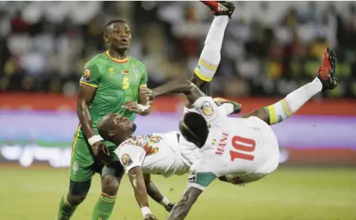  ??  ?? FRANCEVILL­E: Senegal’s, Moussa Sow, centre, Sadio Mane, right, are seen in action as Zimbabwe’s Elisha Muroiwa, left, reacts during the African Cup of Nations Group B soccer match between Senegal and Zimbabwe at Stade de Francevill­e Stadium. —AP