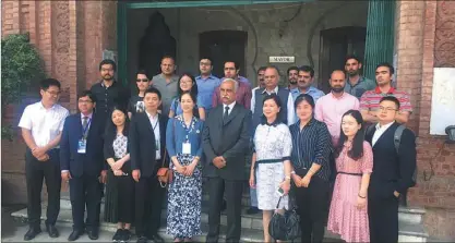  ?? PHOTOS PROVIDED TO CHINA DAILY ?? Mubashar Javed (center), mayor of Lahore, meets with the media delegation from Chengdu.