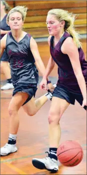  ?? WILLIAM HARVEY/RIVER VALLEY & OZARK EDITION ?? Morrilton junior Caitlyn Williams, left, guards senior teammate Hannah Cornett during practice.