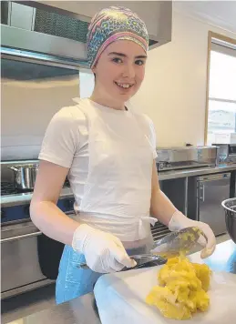  ?? Pictures: Coolgardie Farm ?? Richmond’s Audrey Long, 13, leatherwoo­d popcorn. is the driving force behind Hive & Cob