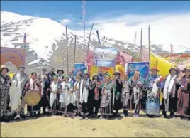  ?? BIRBAL SHARMA /HT ?? Voters and poll officials in traditiona­l attire at world’s highest poling station Tashgong in Lahaul and Spiti on Sunday. The freezing temperatur­e at -2°C did not deter citizens from exercising their right to the franchise.