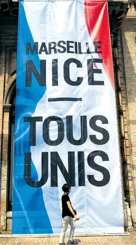  ??  ?? Straßensze­ne in Marseille, wo die Bevölkerun­g ihre Solidaritä­t mit der Stadt Nizza mit dem Spruch „Gemeinsam vereint“bekundet hat.