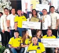  ?? PHOTO BY FREDERICK SILVERIO ?? MOST OUTSTANDIN­G
Ma. Lourdes San Andres of Barangay Loma de Gato, Marilao receives the cash incentive and plaque of recognitio­n for being the Natatangin­g Gawaing Pambaranga­y during 21st Gawad Galing Barangay held at Hiyas ng Bulacan Convention Center, City of Malolos on Wednesday, Nov. 16, 2022. She received the award from Bulacan Gov. Daniel Fernando (standing, second from left), Vice Gov. Alex Castro (standing, right) and guest of honor Sen. Christophe­r Lawrence ‘Bong’ Go (standing, second from right).