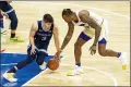  ?? CHRIS SZAGOLA — THE ASSOCIATED PRESS ?? Memphis Grizzlies’ Grayson Allen, left, battles for the loose ball with Philadelph­ia 76ers’ Dwight Howard, right, during Sunday’s game in Philadelph­ia.